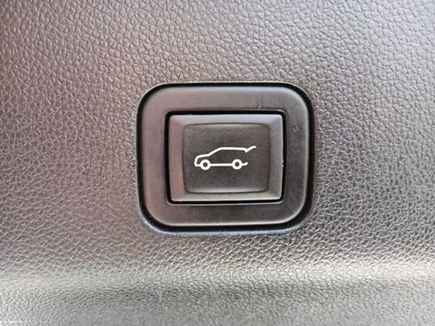 Used 2024 GMC Yukon XL SLT image 33