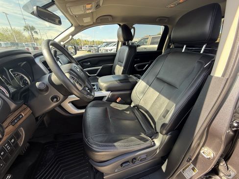 Used 2018 Nissan Titan SL image 27