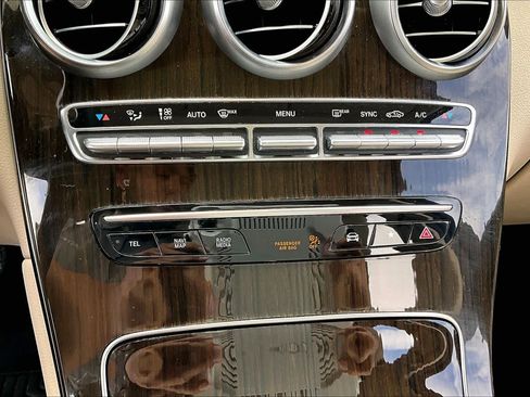 Used 2021 Mercedes-Benz GLC 300 w/ Premium Package image 32