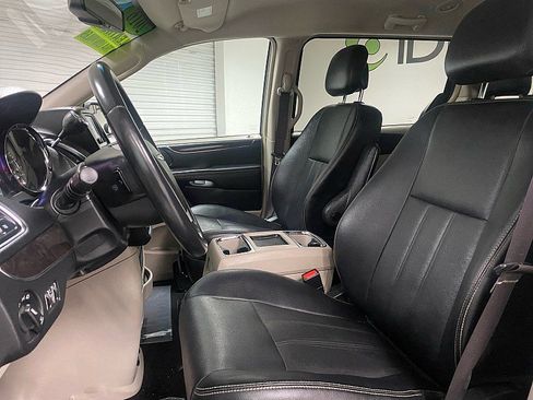 Used 2016 Chrysler Town & Country Touring image 11