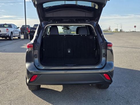 Used 2024 Toyota Highlander XLE image 7