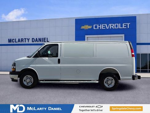 Used 2025 Chevrolet Express 2500 w/ Driver Convenience Package RWD image 3