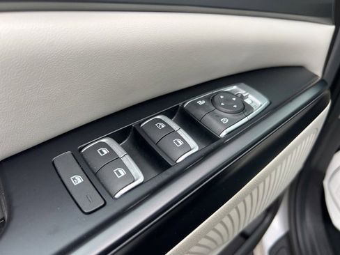 Used 2022 Kia Carnival LX image 8