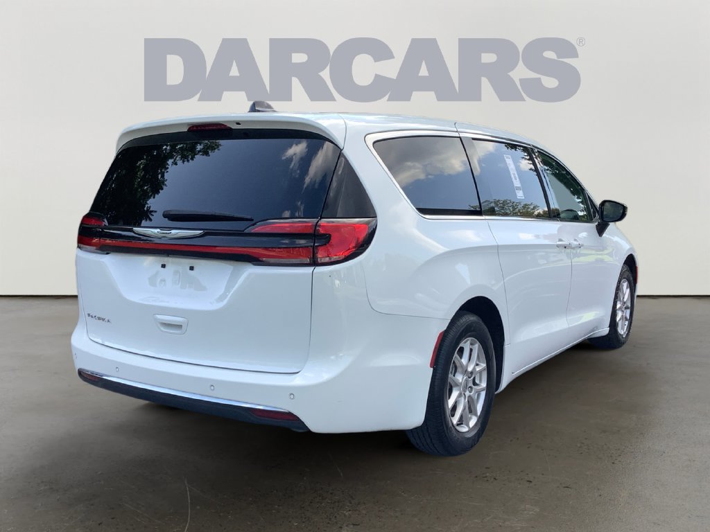 Used 2025 Chrysler Pacifica Select FWD image 4
