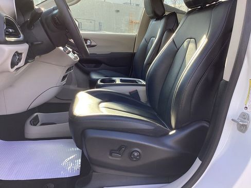 Used 2024 Chrysler Pacifica Select image 18