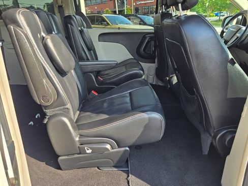 Used 2016 Chrysler Town & Country Touring w/ Driver Convenience Group FWD image 43