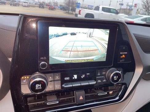 Used 2023 Toyota Highlander XLE image 21
