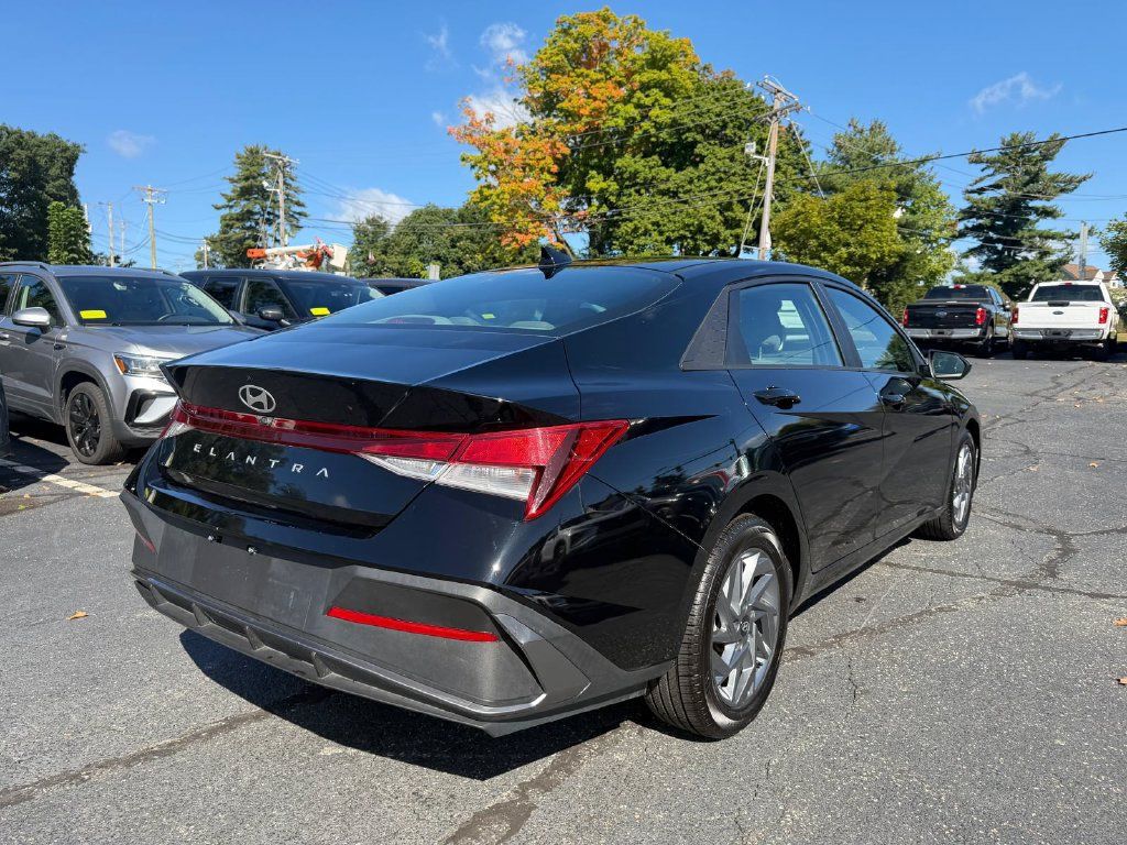 Used 2024 Hyundai Elantra SEL FWD image 5