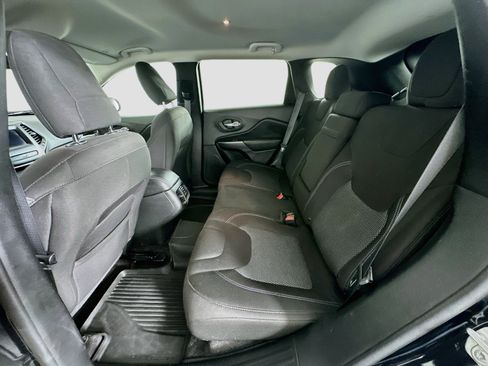 Used 2019 Jeep Cherokee Latitude w/ Popular Appearance Group FWD image 26