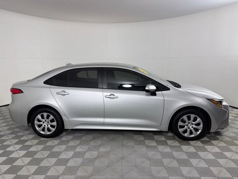 Used 2022 Toyota Corolla LE image 4
