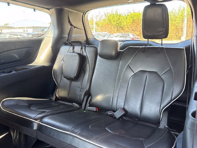Used 2025 Chrysler Pacifica Limited FWD image 12