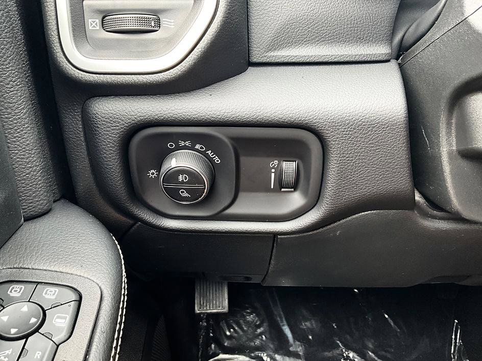 New 2027 RAM 3500 Big Horn AWD/4WD image 17