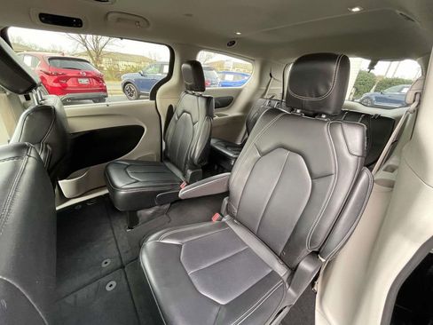 Used 2023 Chrysler Pacifica Touring-L image 22