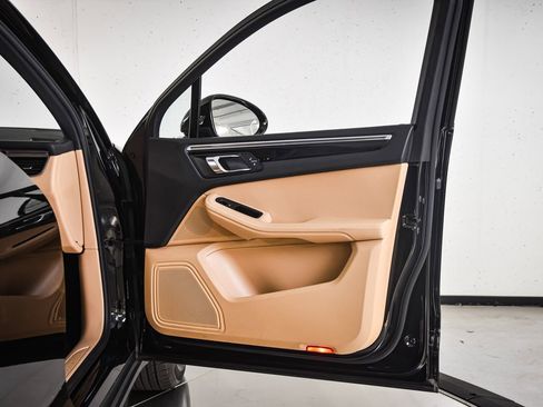 Used 2018 Porsche Macan image 25