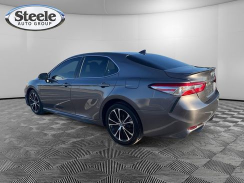 Used 2020 Toyota Camry SE image 3
