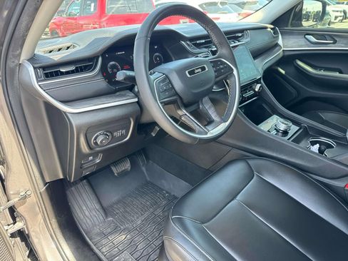 Used 2024 Jeep Grand Cherokee Limited image 10