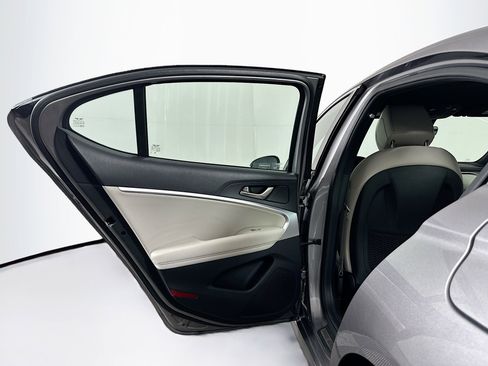 Used 2025 Genesis G70 2.5T image 26