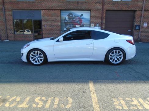 Used 2013 Hyundai Genesis 2.0T RWD image 2
