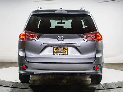 Certified 2017 Toyota Sienna SE image 4