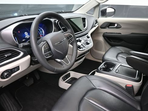 Used 2023 Chrysler Pacifica Touring-L FWD image 19