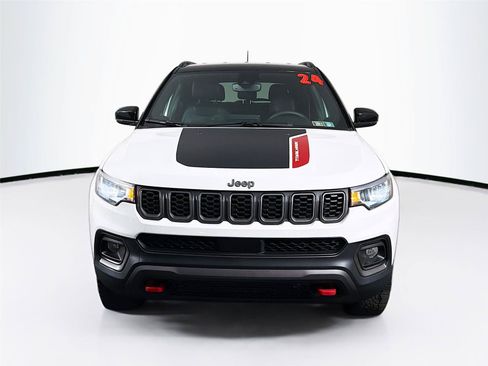 Used 2024 Jeep Compass Trailhawk w/ Trailhawk Convenience Group AWD/4WD image 2