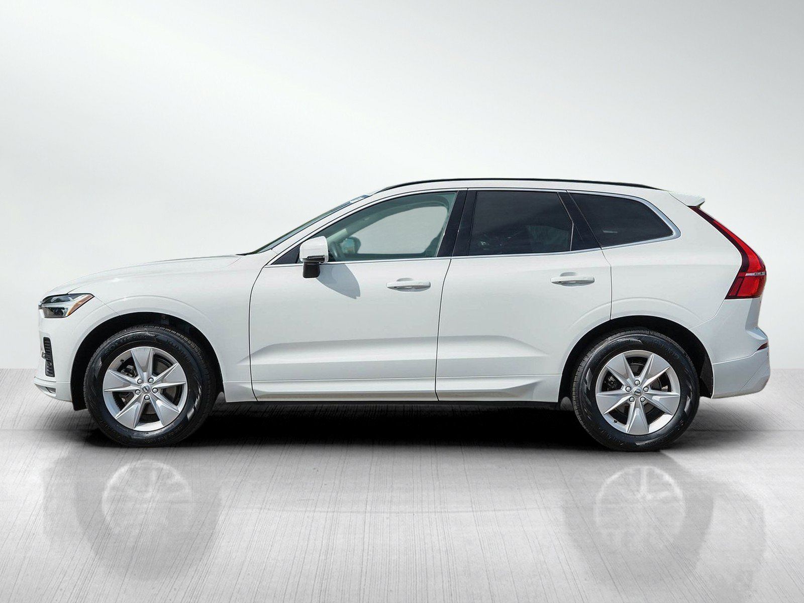 Used 2022 Volvo XC60 B5 Momentum AWD/4WD image 2