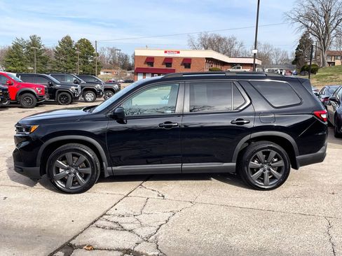 Used 2023 Honda Pilot Sport image 3