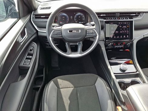 Certified 2025 Jeep Grand Cherokee Altitude image 11