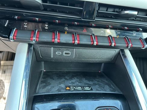 Used 2023 GMC Canyon AT4X image 29