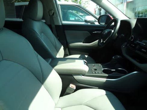 Used 2023 Toyota Highlander XLE FWD image 12
