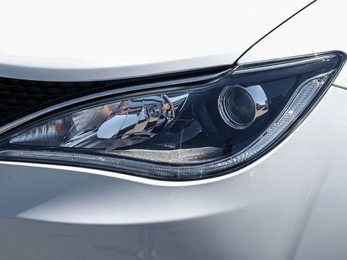 Used 2018 Chrysler Pacifica Touring Plus w/ Tire & Wheel Group FWD image 8