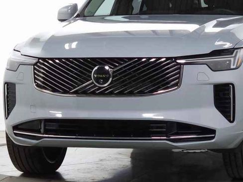 Certified 2025 Volvo XC90 B6 Plus image 4