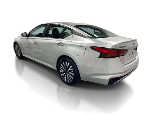 Used 2024 Nissan Altima 2.5 SV FWD image 2