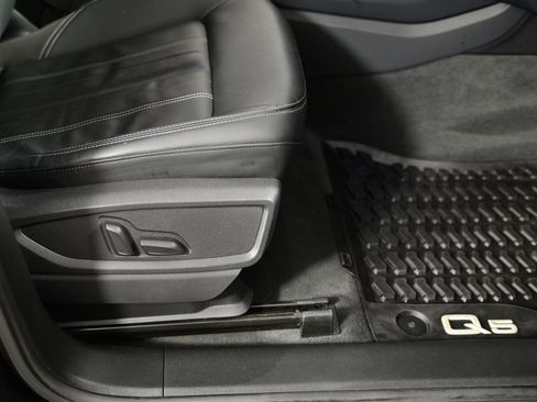 Used 2023 Audi Q5 2.0T Premium w/ Convenience Package image 10