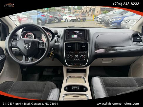 Used 2016 Dodge Grand Caravan SXT FWD image 17
