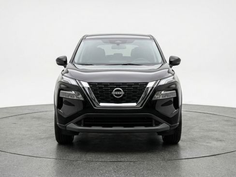 Used 2025 Nissan Rogue SV image 2