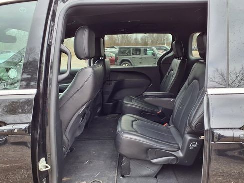 Used 2025 Chrysler Pacifica Select image 11