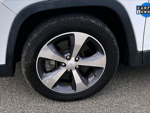 Used 2019 Jeep Cherokee Limited image 8