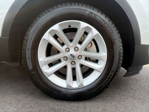 Used 2016 Ford Explorer XLT w/ Equipment Group 202A FWD image 3