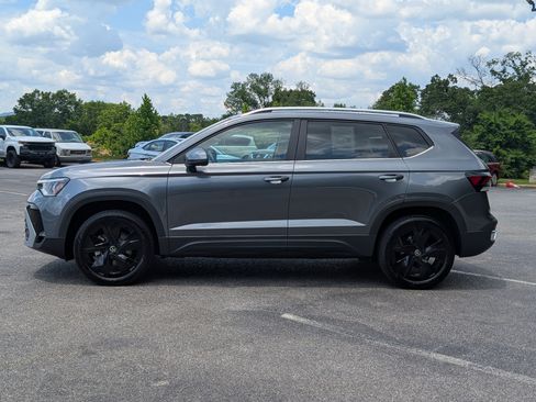 Used 2025 Volkswagen Taos SE w/ Panoramic Sunroof Package FWD image 6