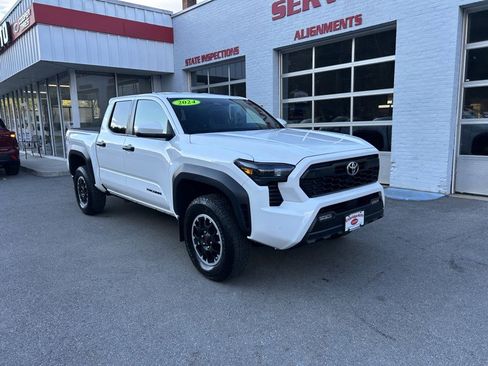 Used 2024 Toyota Tacoma TRD Off-Road w/ TRD Off Road Upgrade Package AWD/4WD image 11