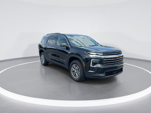 Used 2025 Chevrolet Traverse LT FWD image 2