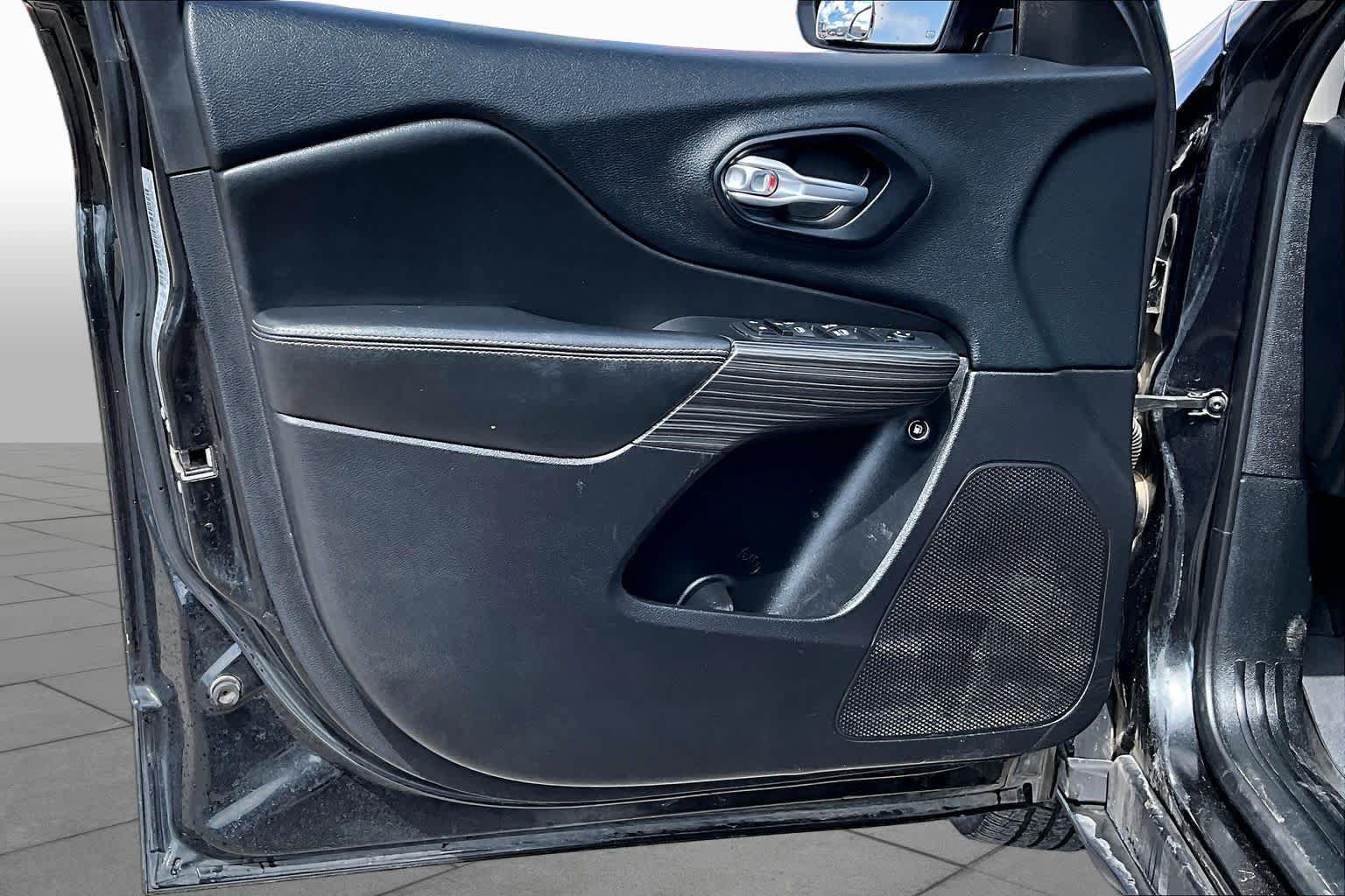 Used 2015 Jeep Cherokee Limited AWD/4WD image 22