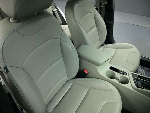 Used 2017 Kia Niro Touring image 25