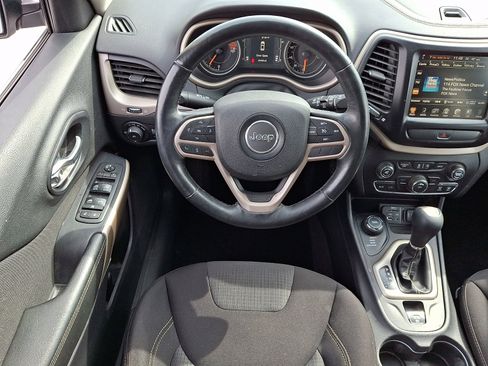 Used 2017 Jeep Cherokee Latitude w/ Cold Weather Group image 11