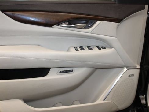 Used 2017 Cadillac Escalade Luxury AWD/4WD image 12