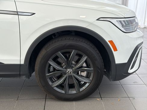 Certified 2024 Volkswagen Tiguan SE FWD image 12