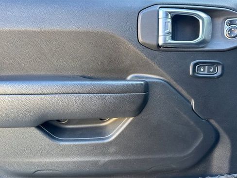 Used 2024 Jeep Wrangler Unlimited image 11