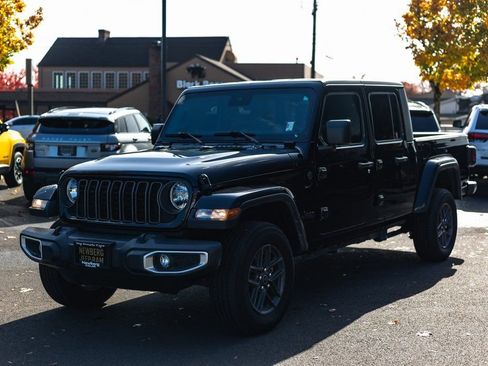Used 2024 Jeep Gladiator Sport AWD/4WD image 4