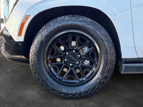 Used 2025 GMC Yukon AT4 w/ AT4 Premium Plus Package AWD/4WD image 4